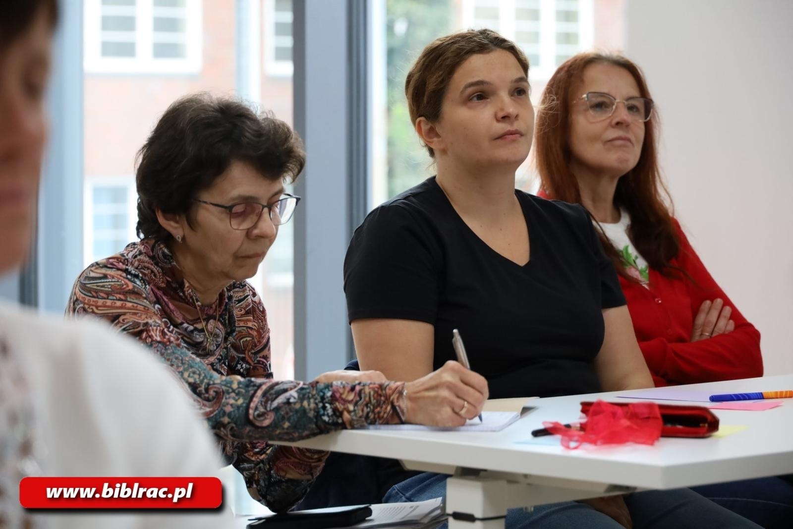 Zdjęcie w galerii na portalu naszraciborz.pl: Bibliotekarz – nowe możliwości. Pracownicy biblioteki biorą udział w nowym projekcie wiadomości z regionu