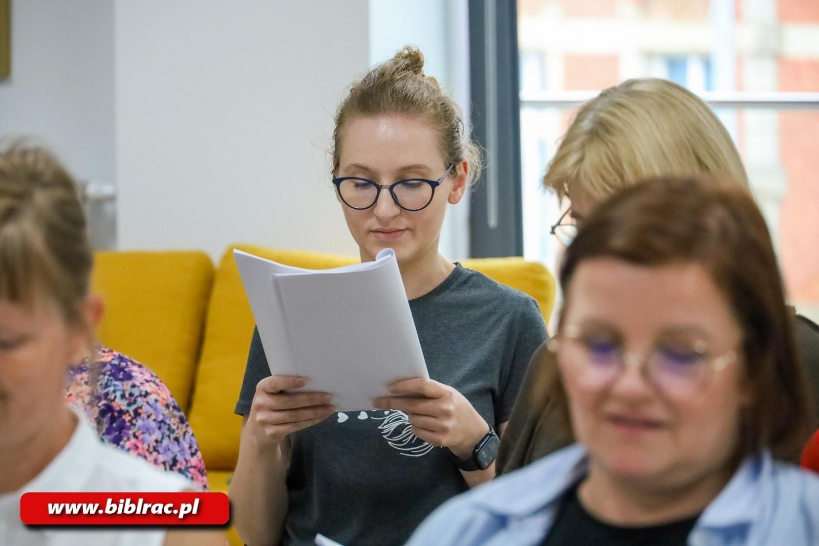 Zdjęcie w galerii na portalu naszraciborz.pl: Bibliotekarz – nowe możliwości. Pracownicy biblioteki biorą udział w nowym projekcie wiadomości z regionu