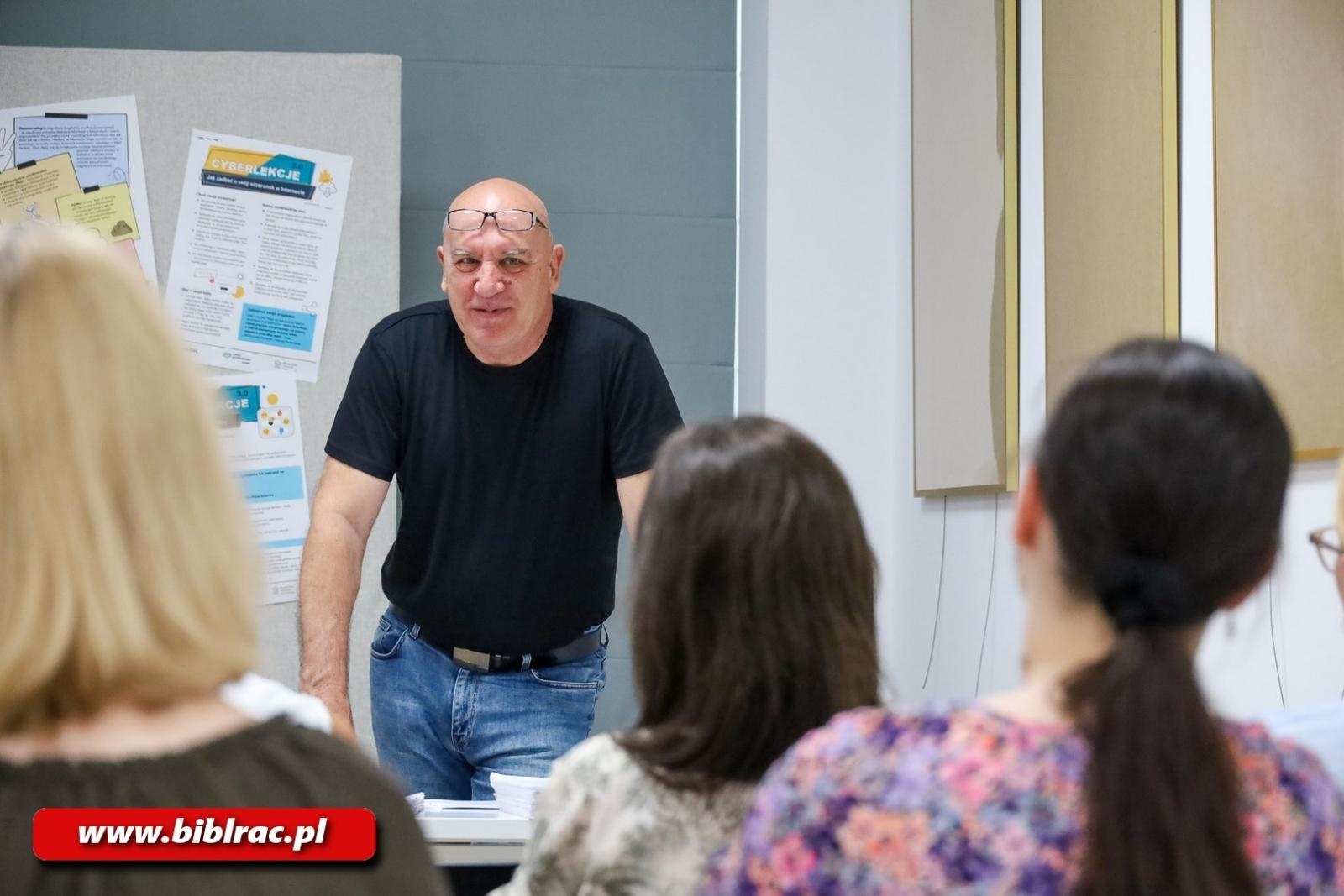 Zdjęcie w galerii na portalu naszraciborz.pl: Bibliotekarz – nowe możliwości. Pracownicy biblioteki biorą udział w nowym projekcie wiadomości z regionu