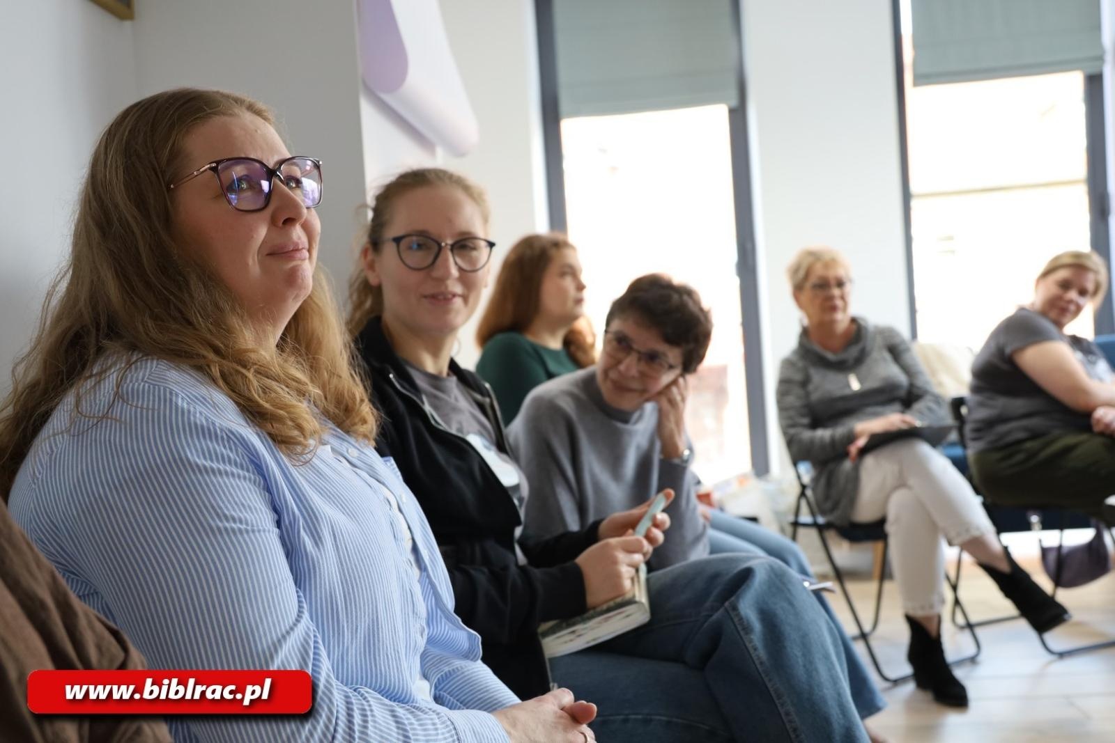 Zdjęcie w galerii na portalu naszraciborz.pl: Bibliotekarz – nowe możliwości. Pracownicy biblioteki biorą udział w nowym projekcie wiadomości z regionu