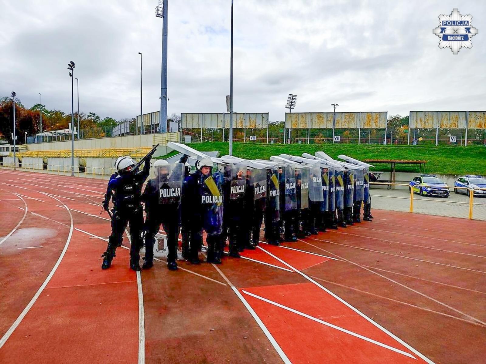 Zdjęcie w galerii na portalu naszraciborz.pl: Policjanci z Raciborza, Wodzisławia i Rybnika szkolili się na stadionie w Rybniku wiadomości z regionu