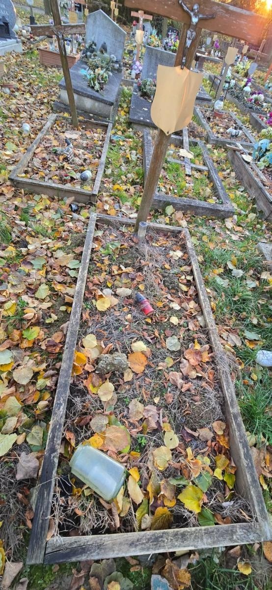 Zdjęcie w galerii na portalu naszraciborz.pl: Wolontariusze Polski 2050 po raz piąty sprzątają zapomniane groby w Raciborzu wiadomości z regionu