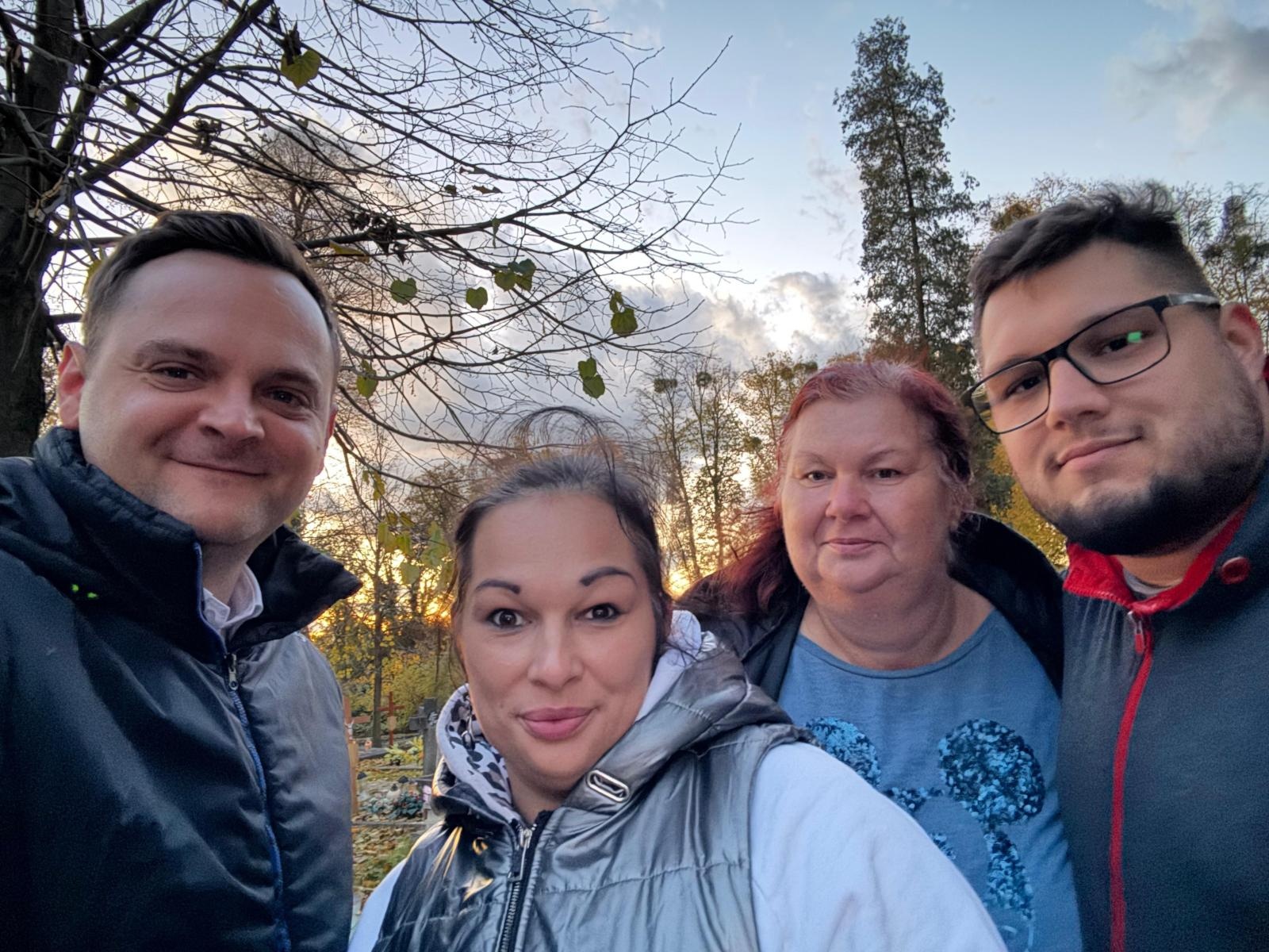 Zdjęcie w galerii na portalu naszraciborz.pl: Wolontariusze Polski 2050 po raz piąty sprzątają zapomniane groby w Raciborzu wiadomości z regionu