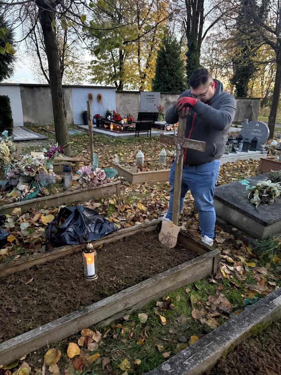 Zdjęcie w galerii na portalu naszraciborz.pl: Wolontariusze Polski 2050 po raz piąty sprzątają zapomniane groby w Raciborzu wiadomości z regionu