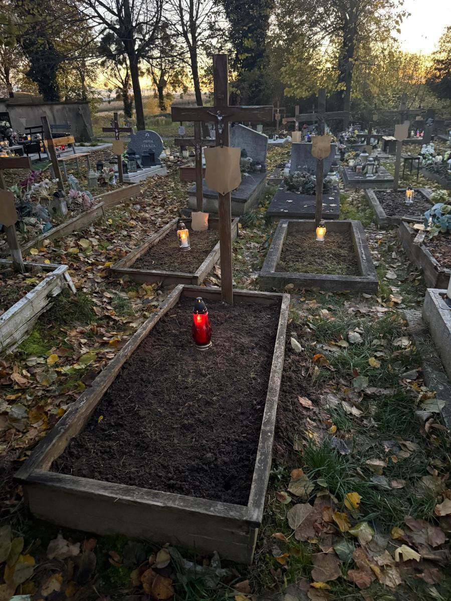 Zdjęcie w galerii na portalu naszraciborz.pl: Wolontariusze Polski 2050 po raz piąty sprzątają zapomniane groby w Raciborzu wiadomości z regionu