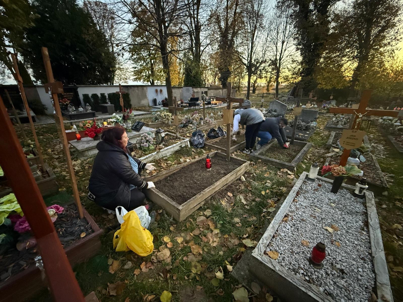 Zdjęcie w galerii na portalu naszraciborz.pl: Wolontariusze Polski 2050 po raz piąty sprzątają zapomniane groby w Raciborzu wiadomości z regionu