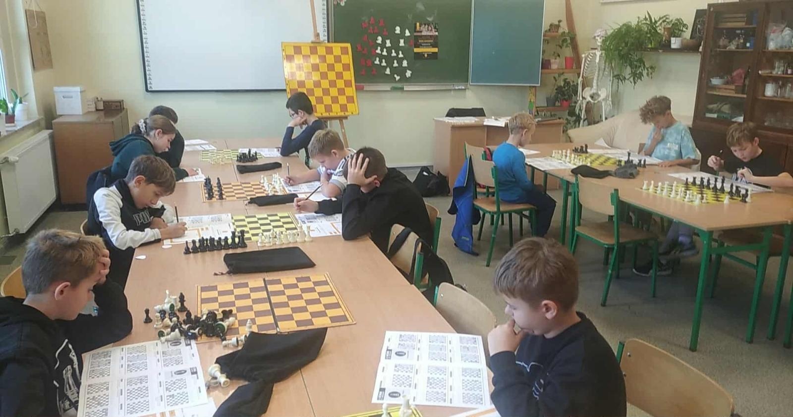 Zdjęcie w galerii na portalu naszraciborz.pl: Szachowe emocje w Tworkowie – uczniowie zmierzyli się w ogólnopolskim konkursie Konik Szachowy wiadomości z regionu