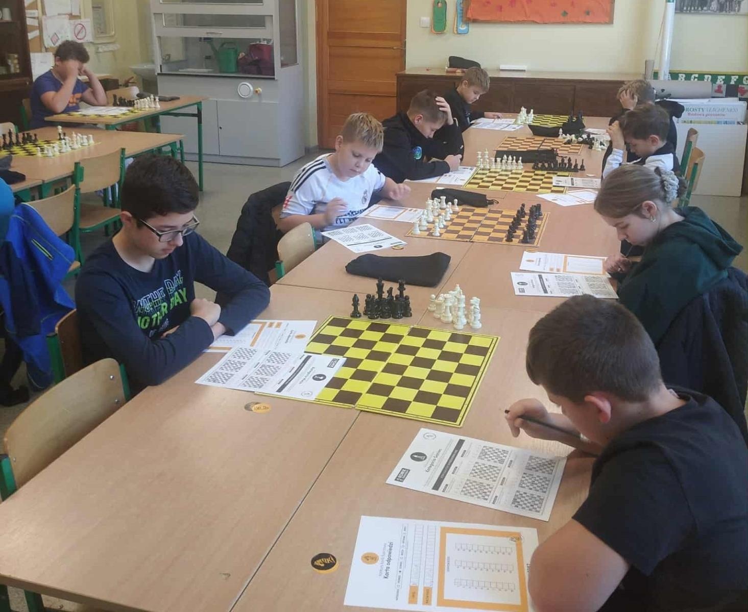 Zdjęcie w galerii na portalu naszraciborz.pl: Szachowe emocje w Tworkowie – uczniowie zmierzyli się w ogólnopolskim konkursie Konik Szachowy wiadomości z regionu