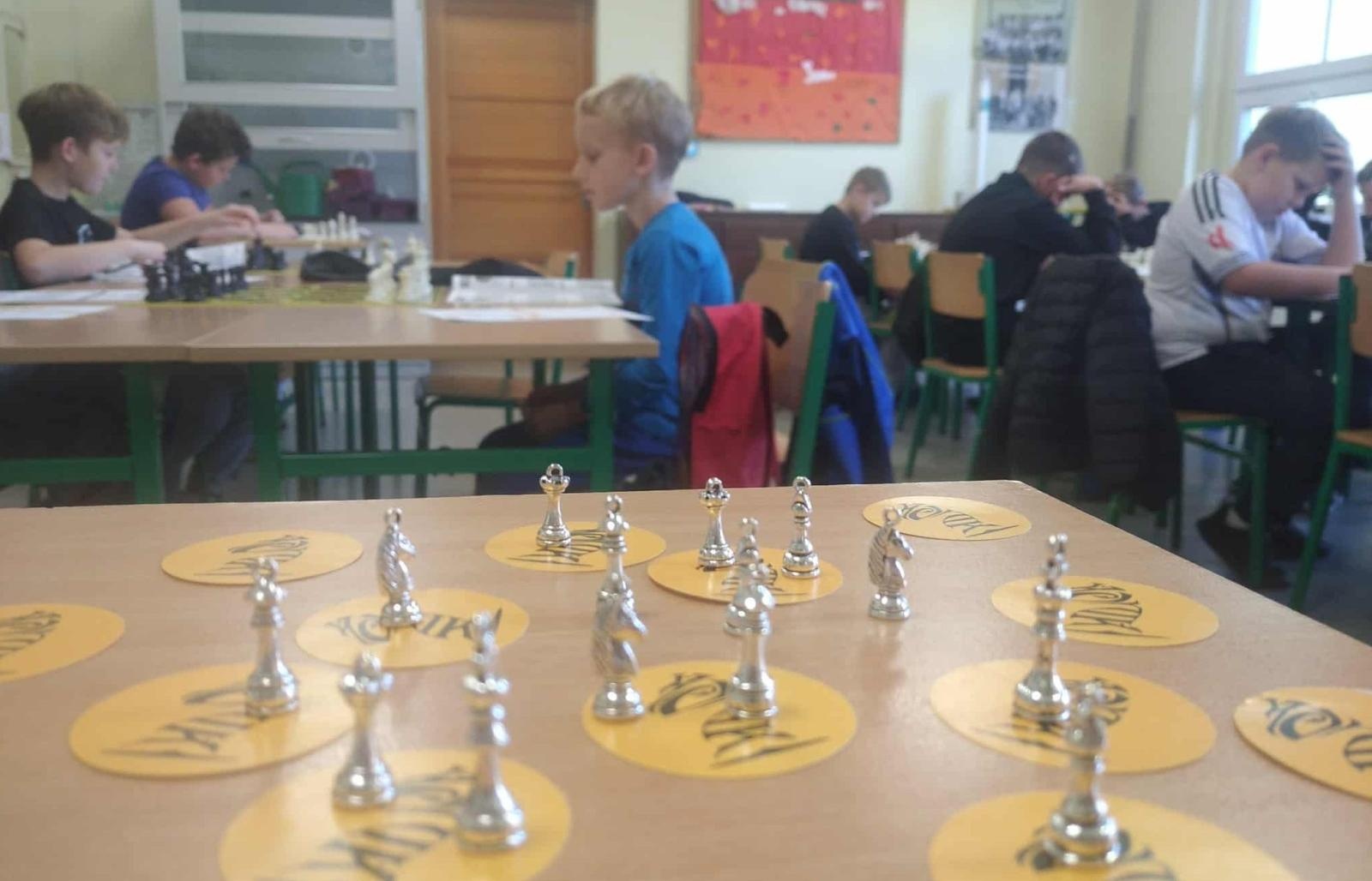 Zdjęcie w galerii na portalu naszraciborz.pl: Szachowe emocje w Tworkowie – uczniowie zmierzyli się w ogólnopolskim konkursie Konik Szachowy wiadomości z regionu