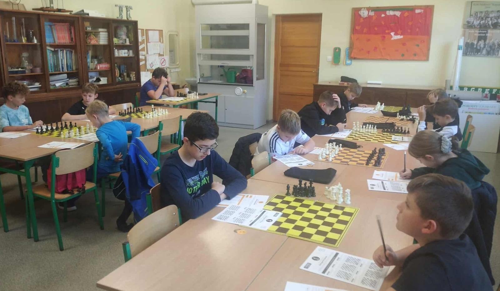 Zdjęcie w galerii na portalu naszraciborz.pl: Szachowe emocje w Tworkowie – uczniowie zmierzyli się w ogólnopolskim konkursie Konik Szachowy wiadomości z regionu