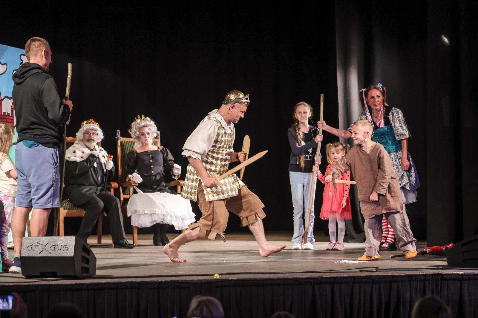 Zdjęcie w galerii na portalu naszraciborz.pl: Spektakl dla dzieci SMOK W BUTACH w niedzielę 9 listopada na deskach Strzechy wiadomości z regionu