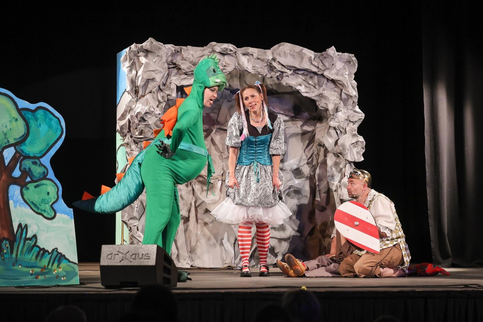 Zdjęcie w galerii na portalu naszraciborz.pl: Spektakl dla dzieci SMOK W BUTACH w niedzielę 9 listopada na deskach Strzechy wiadomości z regionu