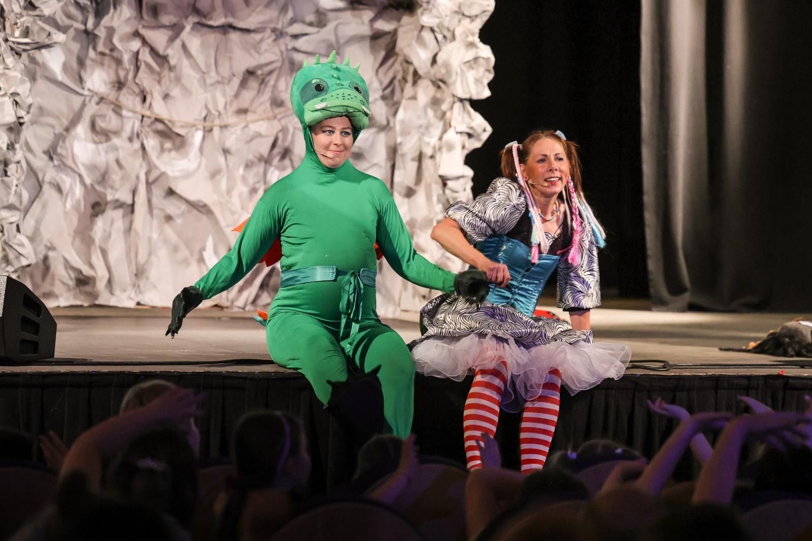 Zdjęcie w galerii na portalu naszraciborz.pl: Spektakl dla dzieci SMOK W BUTACH w niedzielę 9 listopada na deskach Strzechy wiadomości z regionu