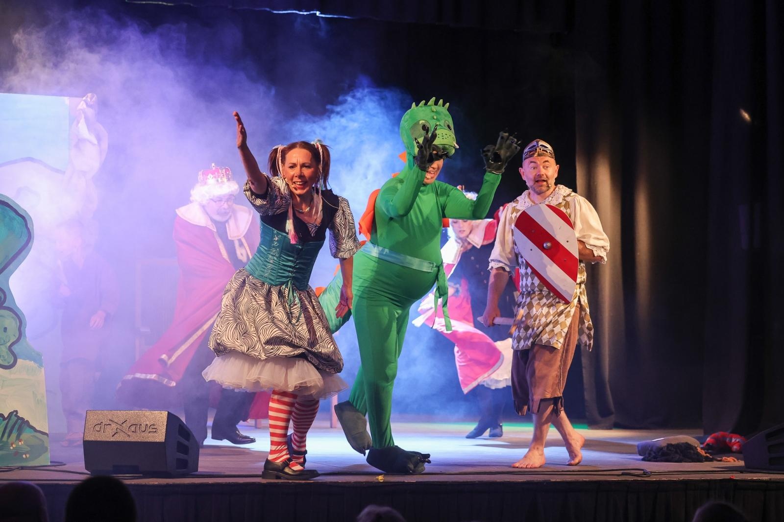 Zdjęcie w galerii na portalu naszraciborz.pl: Spektakl dla dzieci SMOK W BUTACH w niedzielę 9 listopada na deskach Strzechy wiadomości z regionu