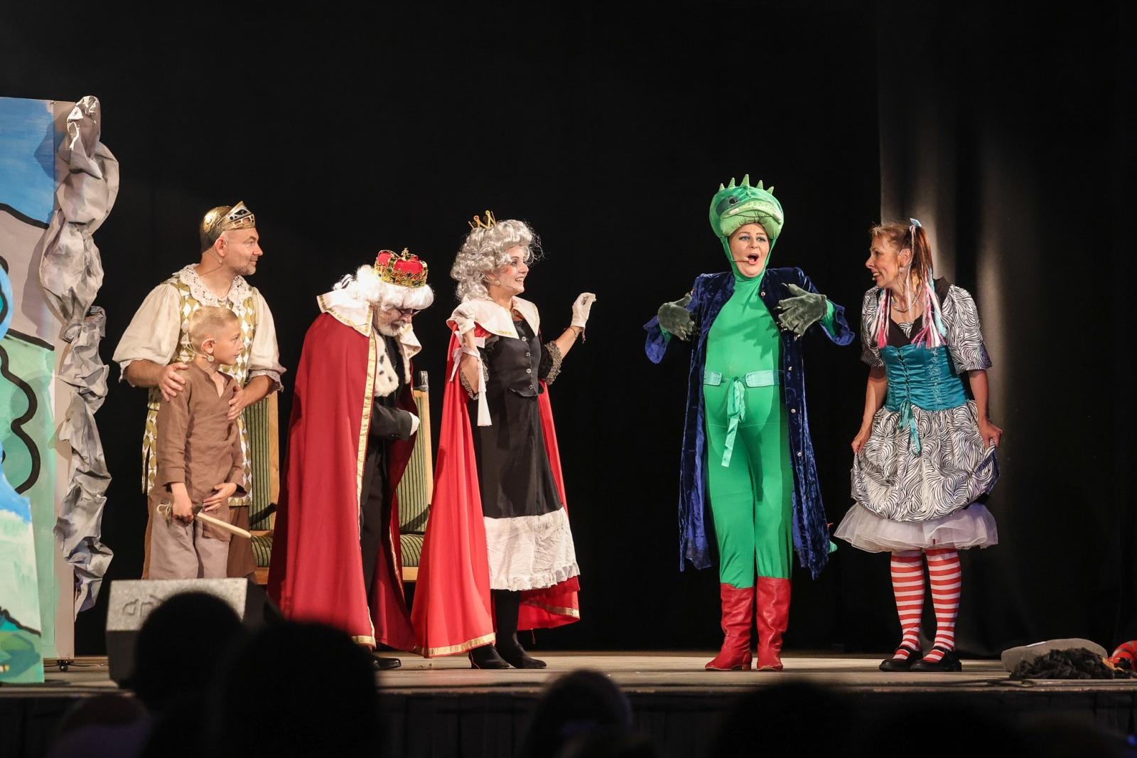 Zdjęcie w galerii na portalu naszraciborz.pl: Spektakl dla dzieci SMOK W BUTACH w niedzielę 9 listopada na deskach Strzechy wiadomości z regionu