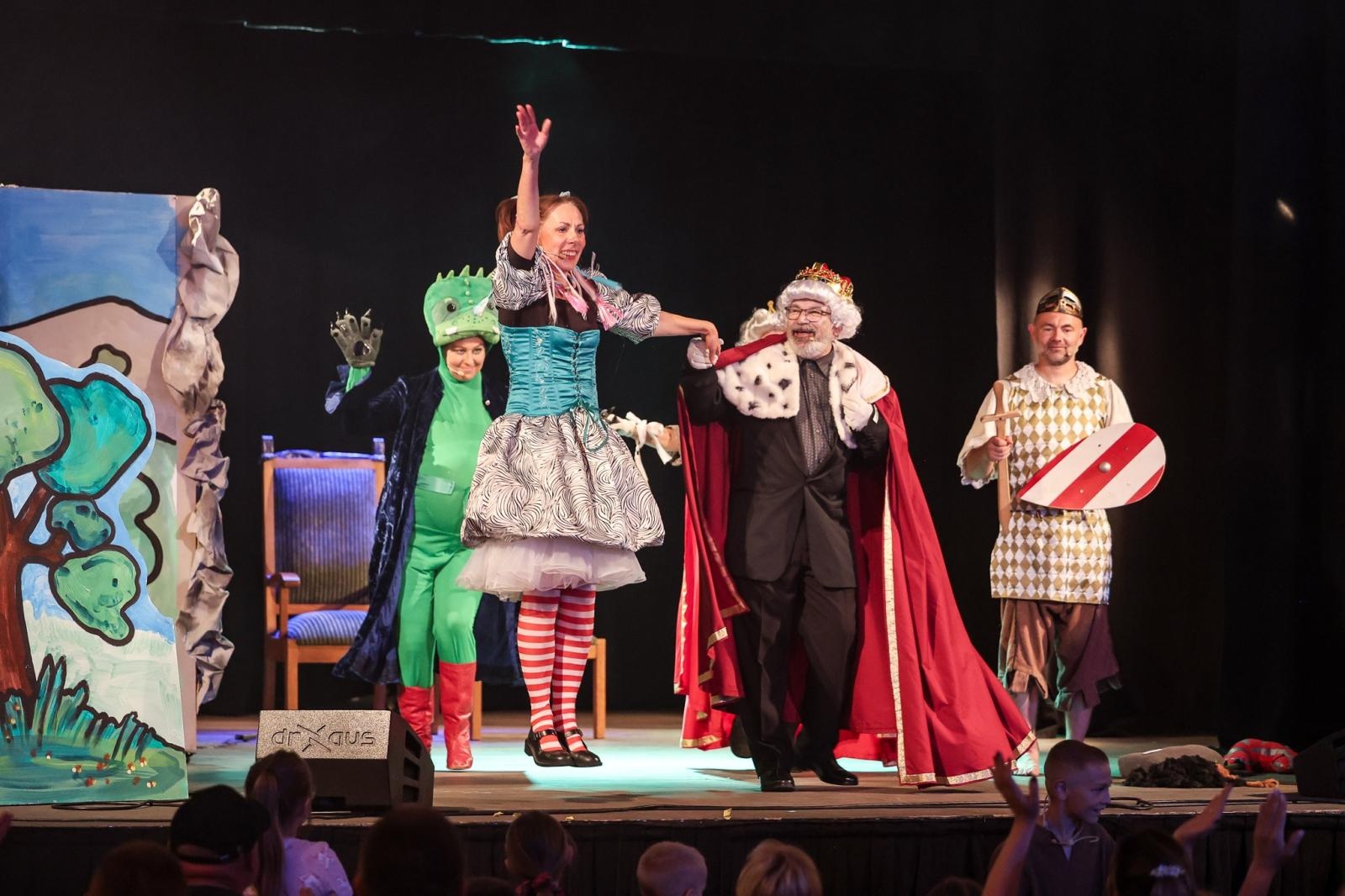 Zdjęcie w galerii na portalu naszraciborz.pl: Spektakl dla dzieci SMOK W BUTACH w niedzielę 9 listopada na deskach Strzechy wiadomości z regionu