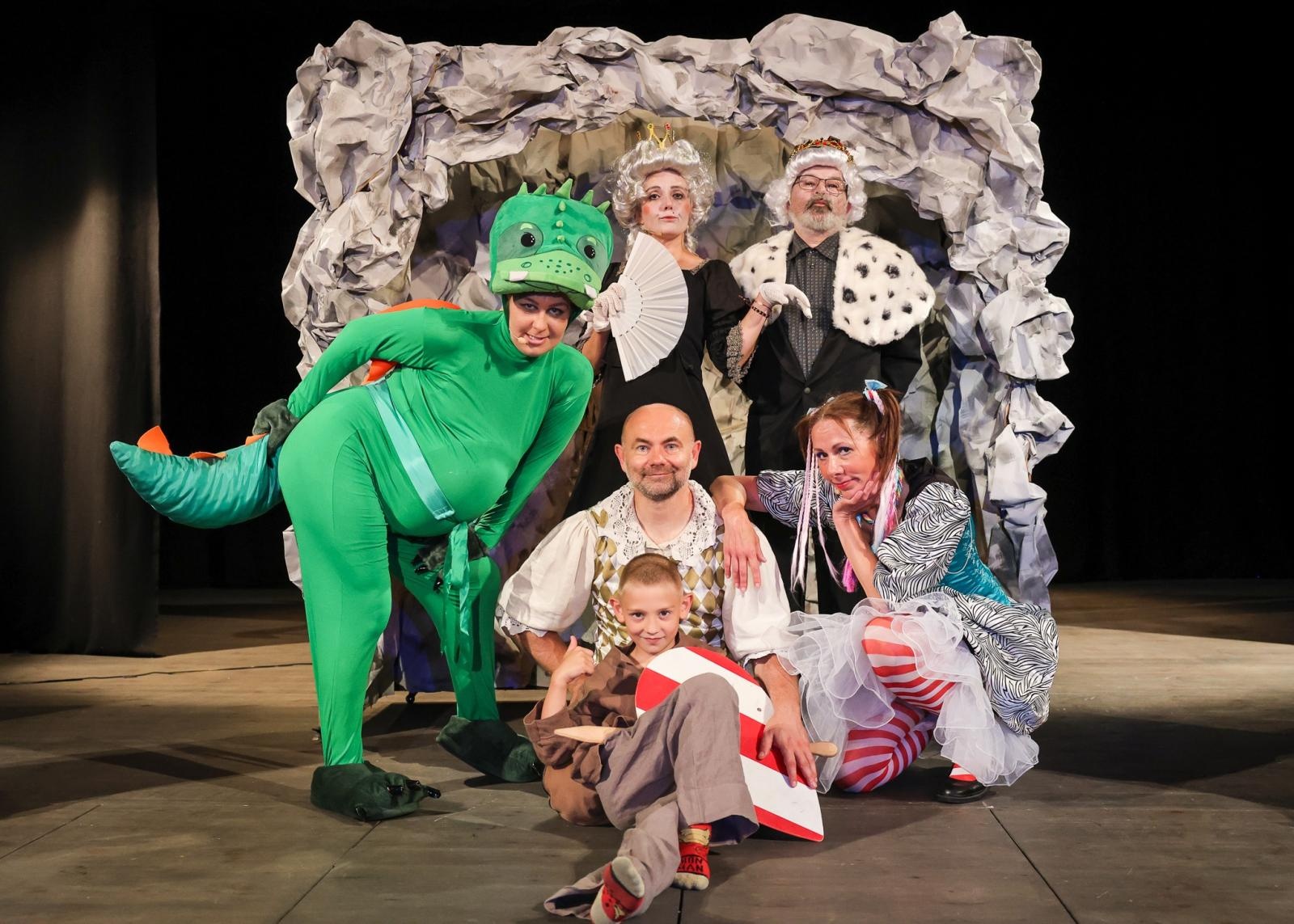Zdjęcie w galerii na portalu naszraciborz.pl: Spektakl dla dzieci SMOK W BUTACH w niedzielę 9 listopada na deskach Strzechy wiadomości z regionu