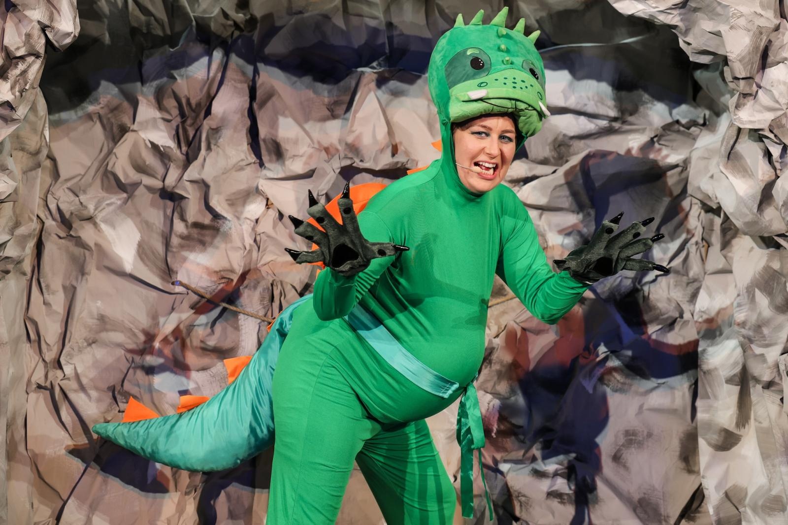 Zdjęcie w galerii na portalu naszraciborz.pl: Spektakl dla dzieci SMOK W BUTACH w niedzielę 9 listopada na deskach Strzechy wiadomości z regionu