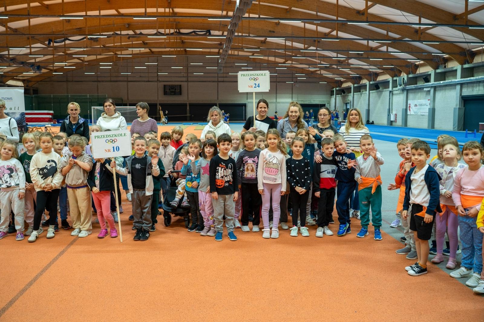 Zdjęcie w galerii na portalu naszraciborz.pl: Igrzyska Przedszkolaków – sportowe emocje, nauka i radość w ZSOMS Racibórz [FOTO i WIDEO] wiadomości z regionu