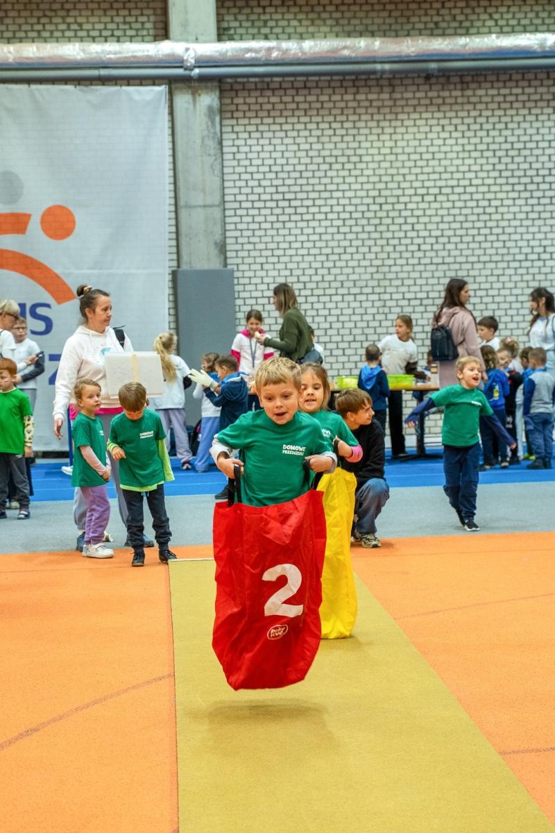 Zdjęcie w galerii na portalu naszraciborz.pl: Igrzyska Przedszkolaków – sportowe emocje, nauka i radość w ZSOMS Racibórz [FOTO i WIDEO] wiadomości z regionu