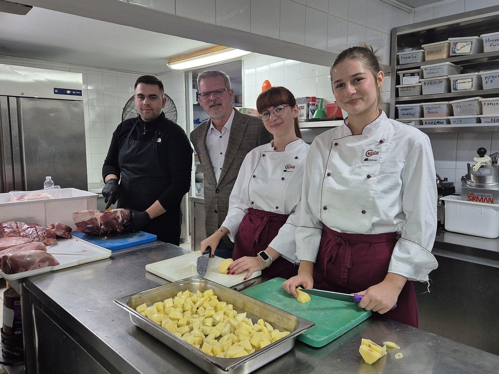 Zdjęcie w galerii na portalu naszraciborz.pl: CKZiU nr 1 Racibórz: ze szkolnej ławki… prosto na greckie słońce! wiadomości z regionu