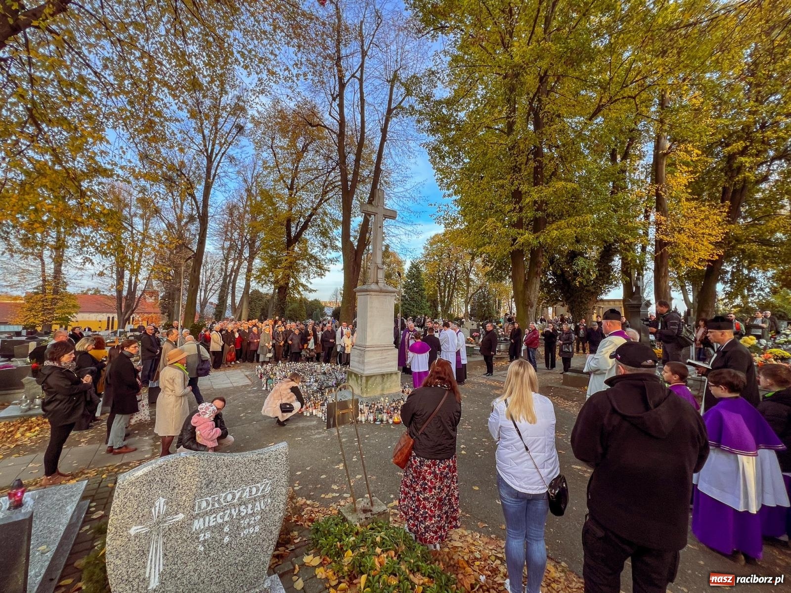 Zdjęcie w galerii na portalu naszraciborz.pl: Uroczystość Wszystkich Świętych na cmentarzu Jeruzalem w Raciborzu [FOTO i WIDEO] wiadomości z regionu