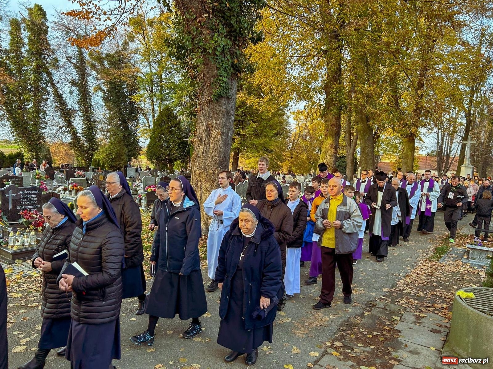 Zdjęcie w galerii na portalu naszraciborz.pl: Uroczystość Wszystkich Świętych na cmentarzu Jeruzalem w Raciborzu [FOTO i WIDEO] wiadomości z regionu