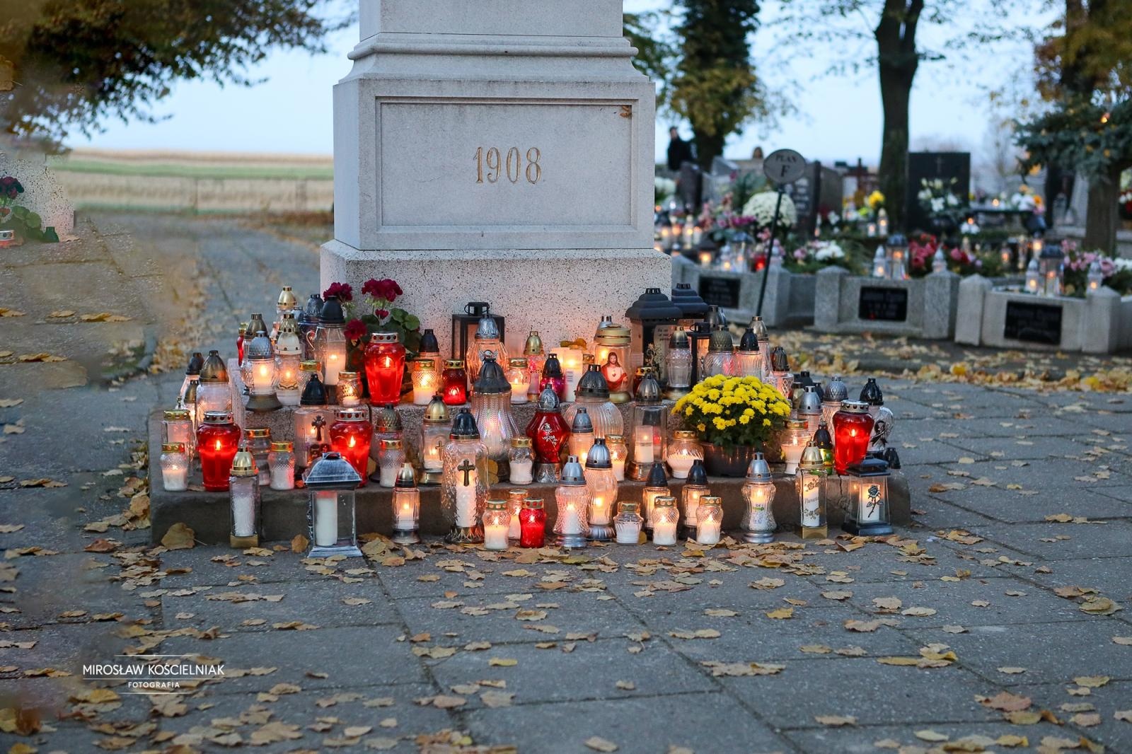 Zdjęcie w galerii na portalu naszraciborz.pl: Dzień Zaduszny uświadamia dobitnie prawdę ludzkiego przemijania - zdjęcia z raciborskich cmentarzy wiadomości z regionu
