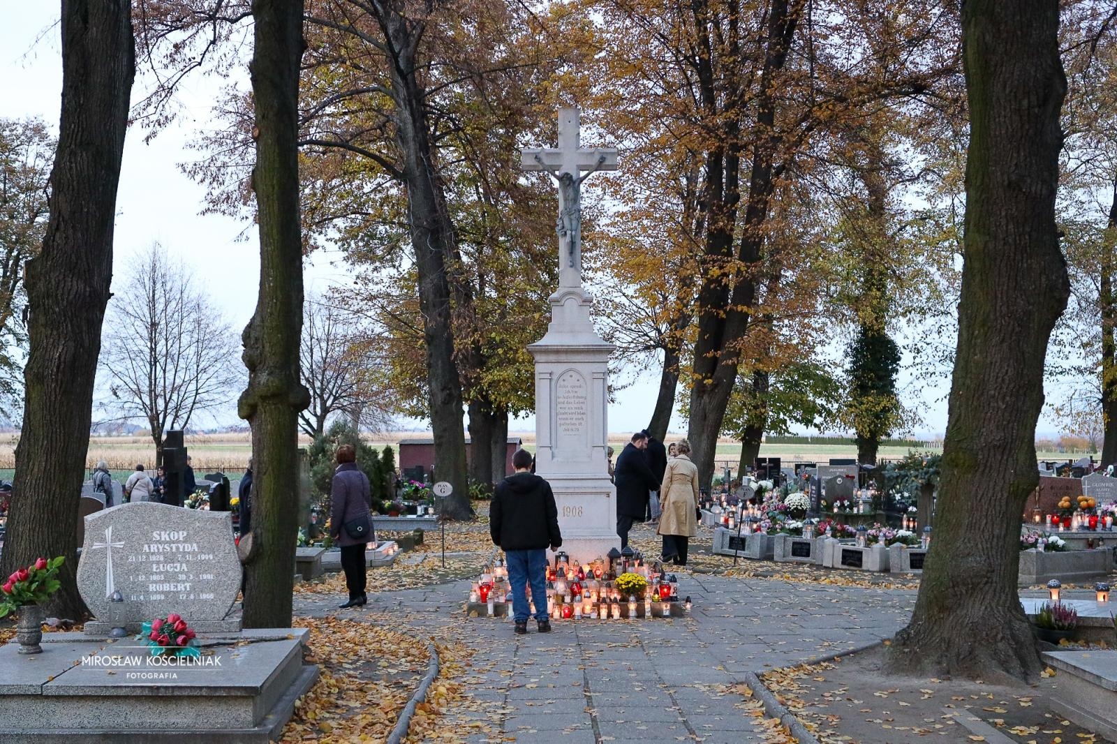 Zdjęcie w galerii na portalu naszraciborz.pl: Dzień Zaduszny uświadamia dobitnie prawdę ludzkiego przemijania - zdjęcia z raciborskich cmentarzy wiadomości z regionu