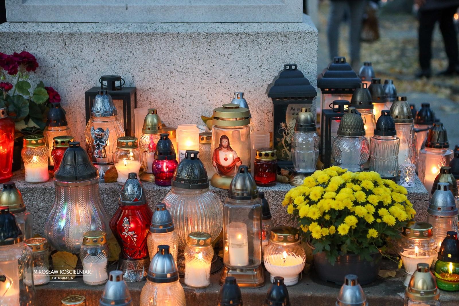 Zdjęcie w galerii na portalu naszraciborz.pl: Dzień Zaduszny uświadamia dobitnie prawdę ludzkiego przemijania - zdjęcia z raciborskich cmentarzy wiadomości z regionu