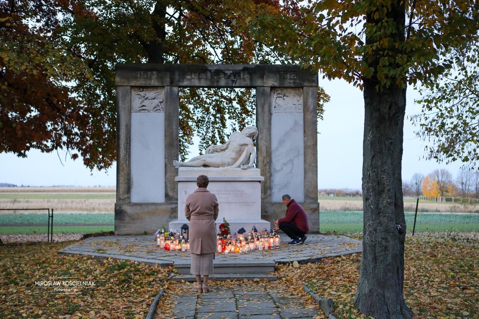 Zdjęcie w galerii na portalu naszraciborz.pl: Dzień Zaduszny uświadamia dobitnie prawdę ludzkiego przemijania - zdjęcia z raciborskich cmentarzy wiadomości z regionu
