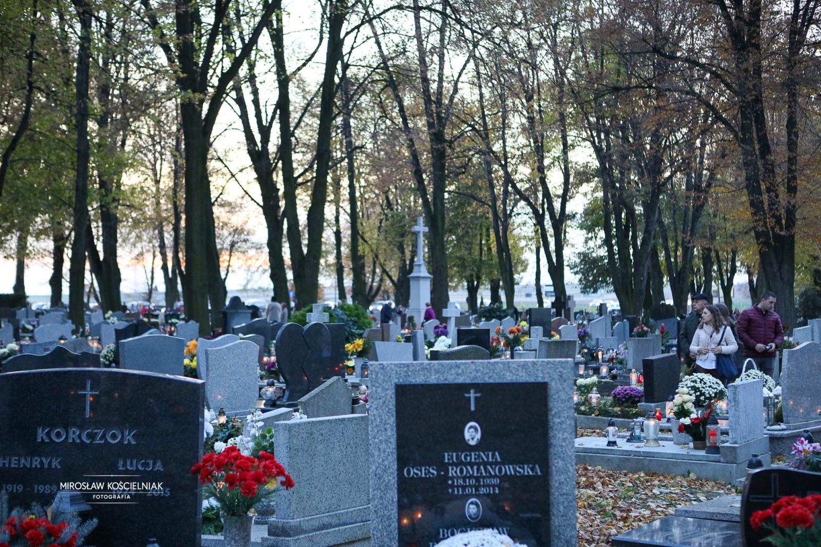 Zdjęcie w galerii na portalu naszraciborz.pl: Dzień Zaduszny uświadamia dobitnie prawdę ludzkiego przemijania - zdjęcia z raciborskich cmentarzy wiadomości z regionu