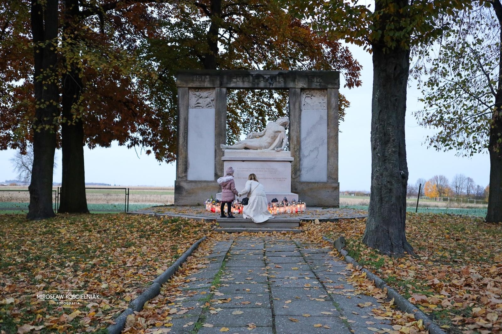 Zdjęcie w galerii na portalu naszraciborz.pl: Dzień Zaduszny uświadamia dobitnie prawdę ludzkiego przemijania - zdjęcia z raciborskich cmentarzy wiadomości z regionu