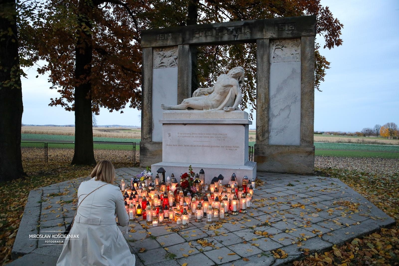 Zdjęcie w galerii na portalu naszraciborz.pl: Dzień Zaduszny uświadamia dobitnie prawdę ludzkiego przemijania - zdjęcia z raciborskich cmentarzy wiadomości z regionu
