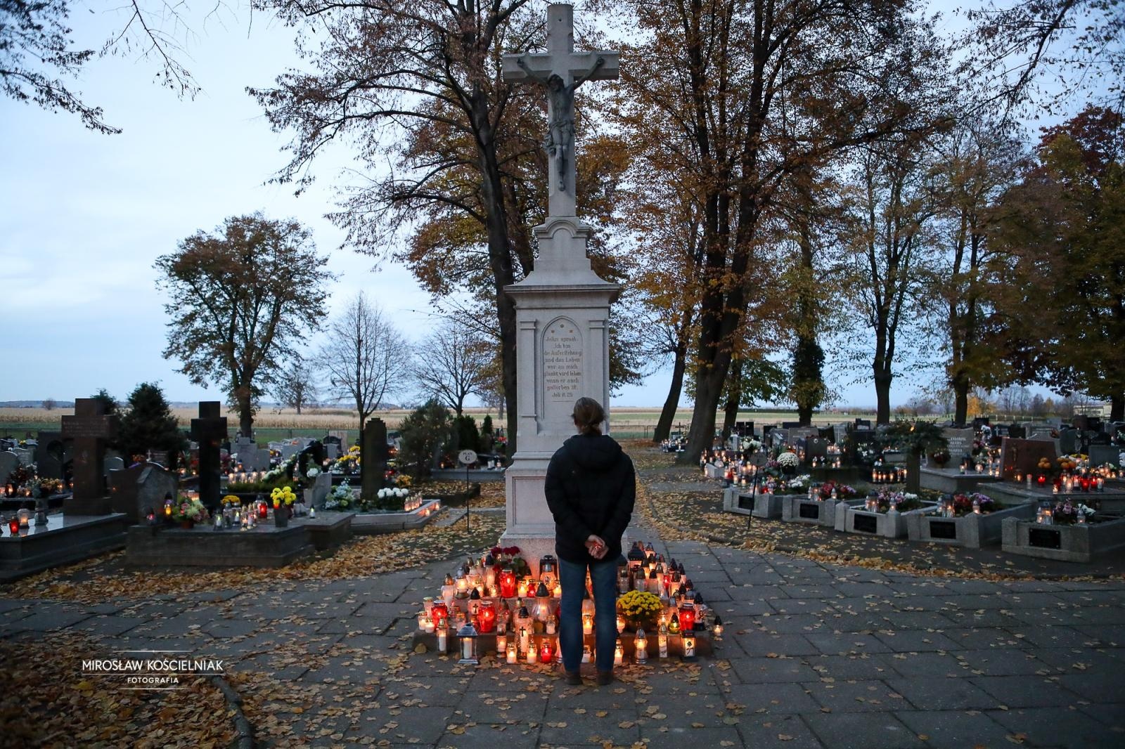 Zdjęcie w galerii na portalu naszraciborz.pl: Dzień Zaduszny uświadamia dobitnie prawdę ludzkiego przemijania - zdjęcia z raciborskich cmentarzy wiadomości z regionu
