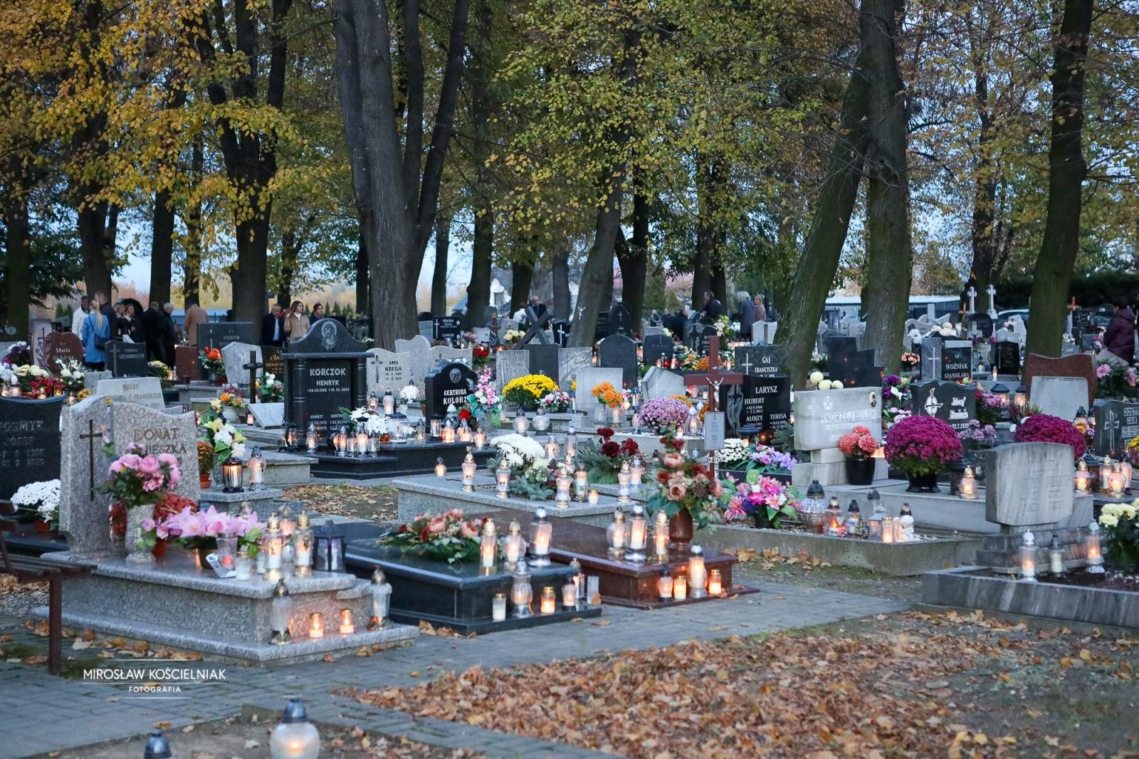 Zdjęcie w galerii na portalu naszraciborz.pl: Dzień Zaduszny uświadamia dobitnie prawdę ludzkiego przemijania - zdjęcia z raciborskich cmentarzy wiadomości z regionu