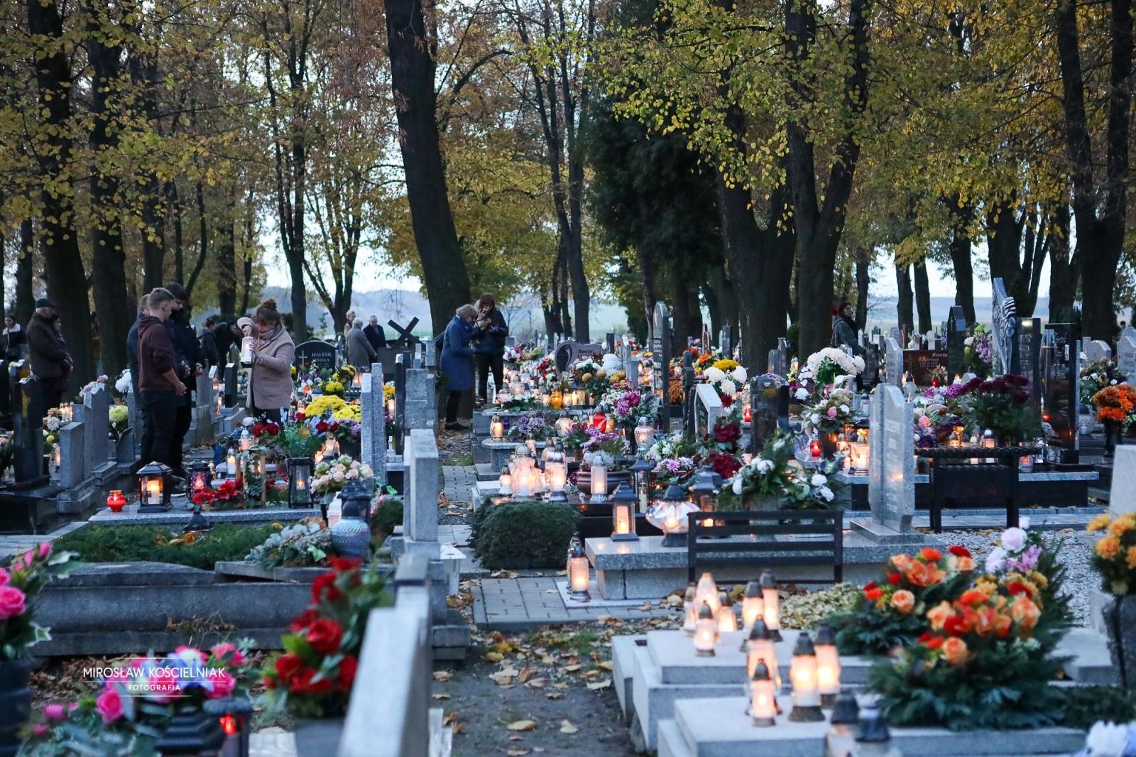 Zdjęcie w galerii na portalu naszraciborz.pl: Dzień Zaduszny uświadamia dobitnie prawdę ludzkiego przemijania - zdjęcia z raciborskich cmentarzy wiadomości z regionu