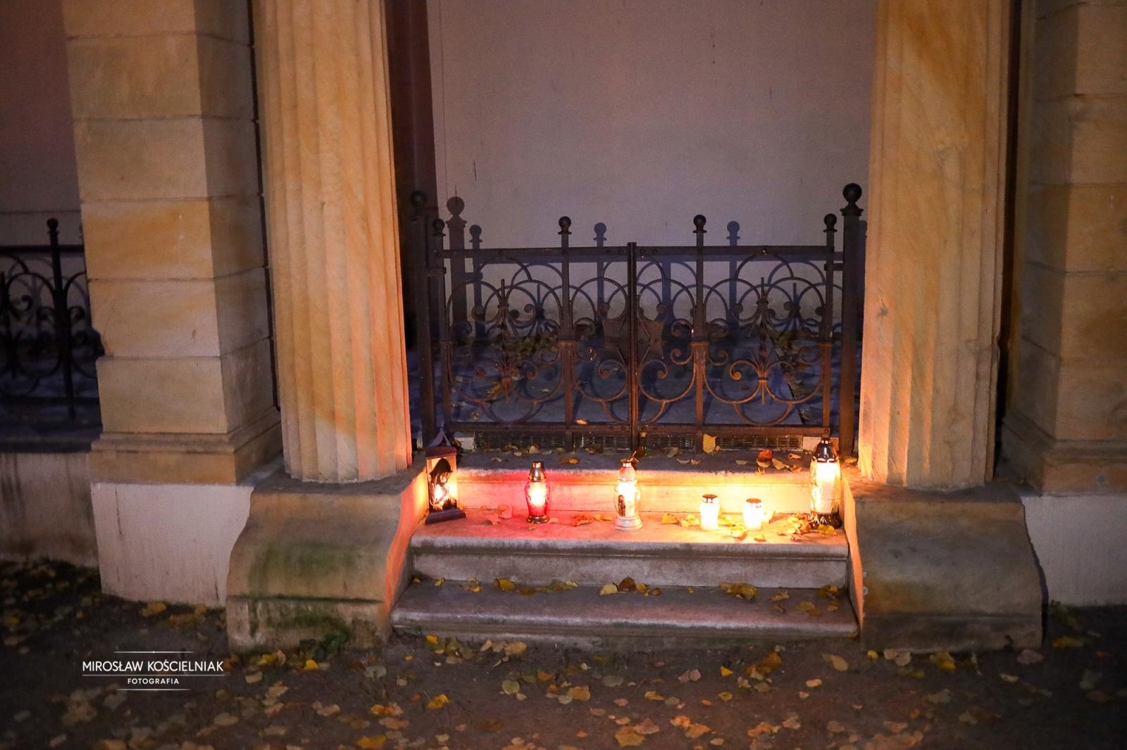 Zdjęcie w galerii na portalu naszraciborz.pl: Dzień Zaduszny uświadamia dobitnie prawdę ludzkiego przemijania - zdjęcia z raciborskich cmentarzy wiadomości z regionu