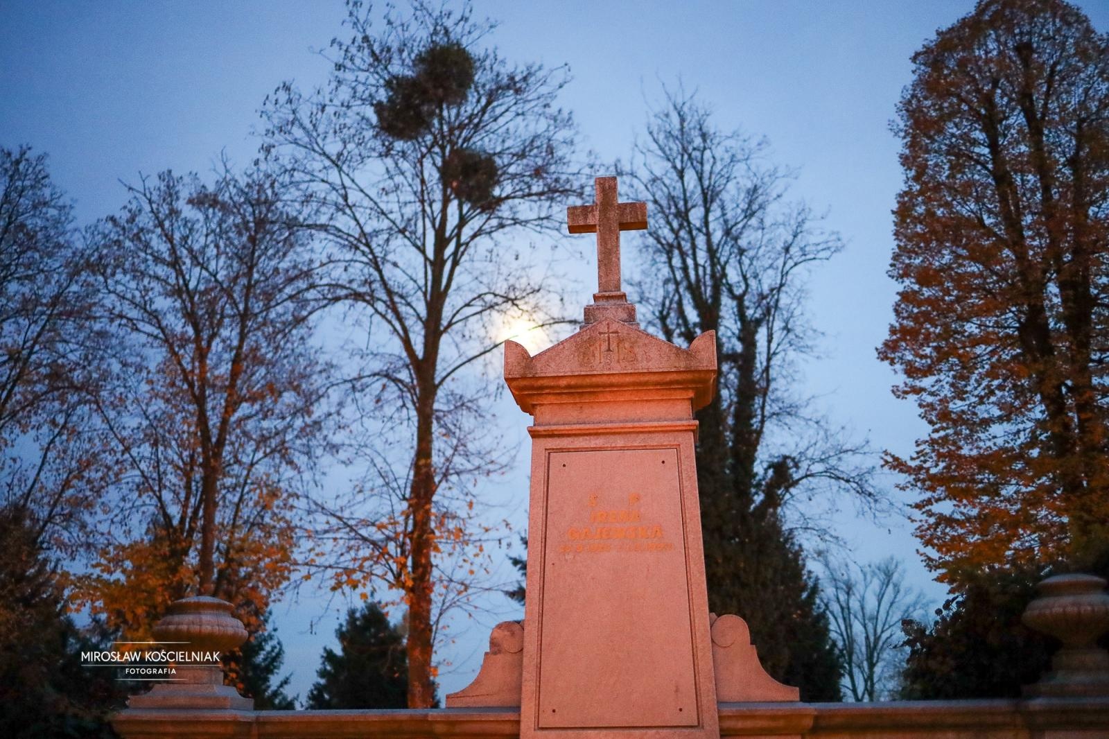 Zdjęcie w galerii na portalu naszraciborz.pl: Dzień Zaduszny uświadamia dobitnie prawdę ludzkiego przemijania - zdjęcia z raciborskich cmentarzy wiadomości z regionu