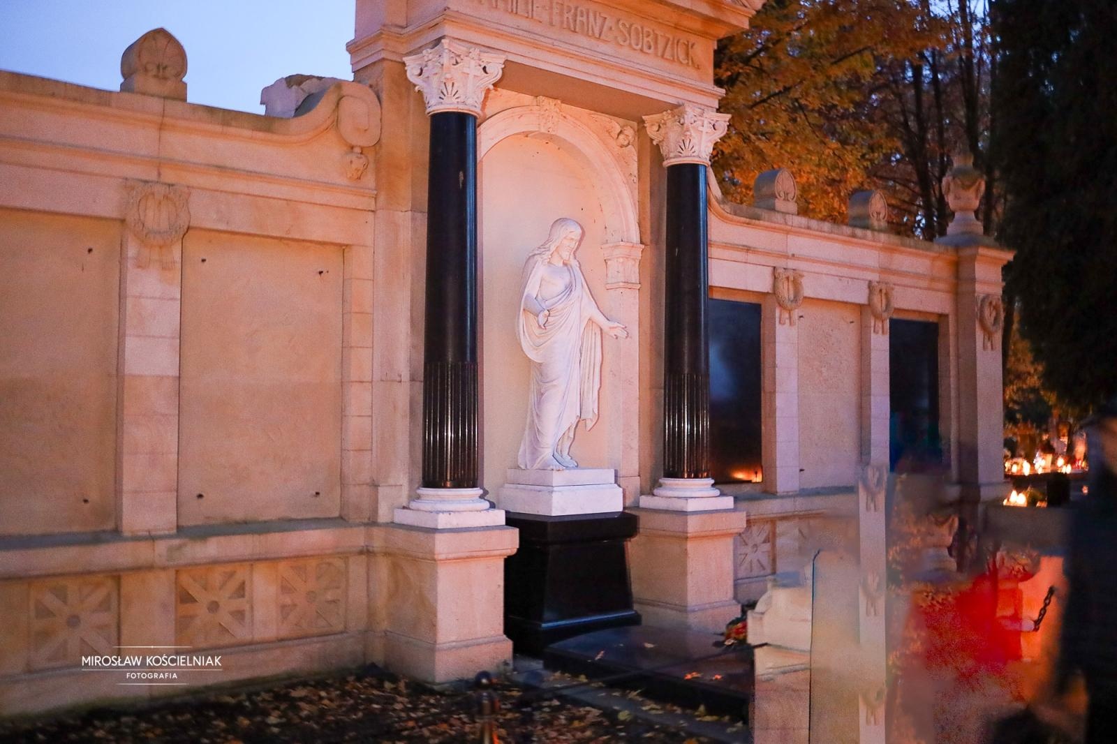 Zdjęcie w galerii na portalu naszraciborz.pl: Dzień Zaduszny uświadamia dobitnie prawdę ludzkiego przemijania - zdjęcia z raciborskich cmentarzy wiadomości z regionu