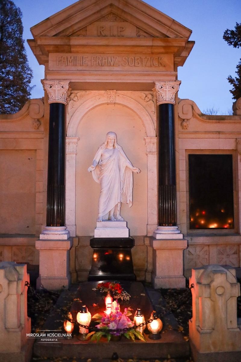 Zdjęcie w galerii na portalu naszraciborz.pl: Dzień Zaduszny uświadamia dobitnie prawdę ludzkiego przemijania - zdjęcia z raciborskich cmentarzy wiadomości z regionu