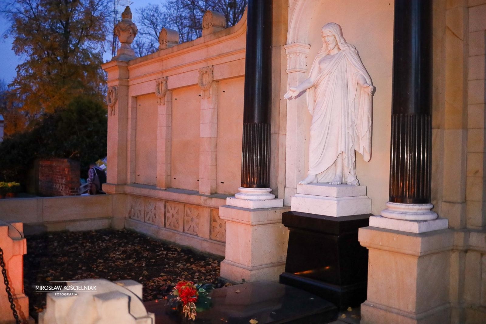 Zdjęcie w galerii na portalu naszraciborz.pl: Dzień Zaduszny uświadamia dobitnie prawdę ludzkiego przemijania - zdjęcia z raciborskich cmentarzy wiadomości z regionu