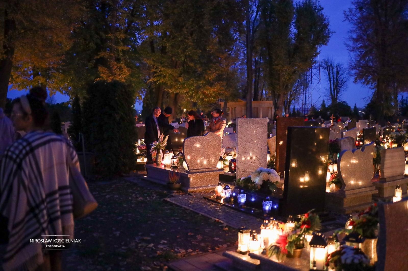 Zdjęcie w galerii na portalu naszraciborz.pl: Dzień Zaduszny uświadamia dobitnie prawdę ludzkiego przemijania - zdjęcia z raciborskich cmentarzy wiadomości z regionu