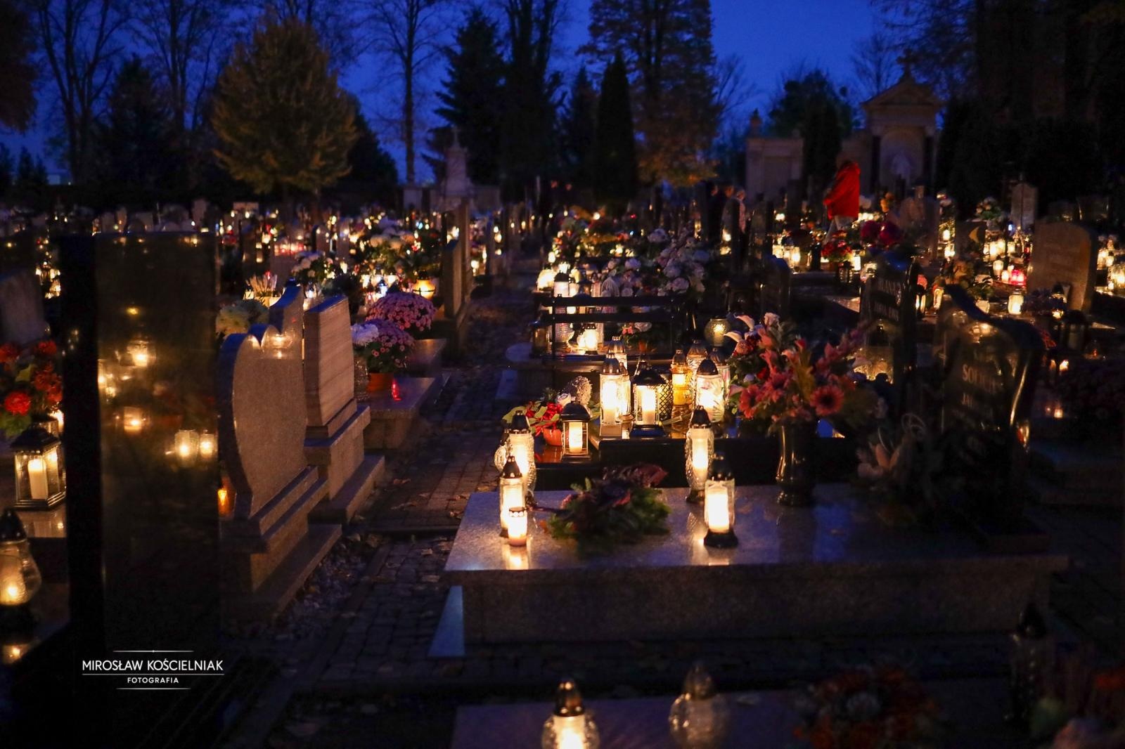 Zdjęcie w galerii na portalu naszraciborz.pl: Dzień Zaduszny uświadamia dobitnie prawdę ludzkiego przemijania - zdjęcia z raciborskich cmentarzy wiadomości z regionu