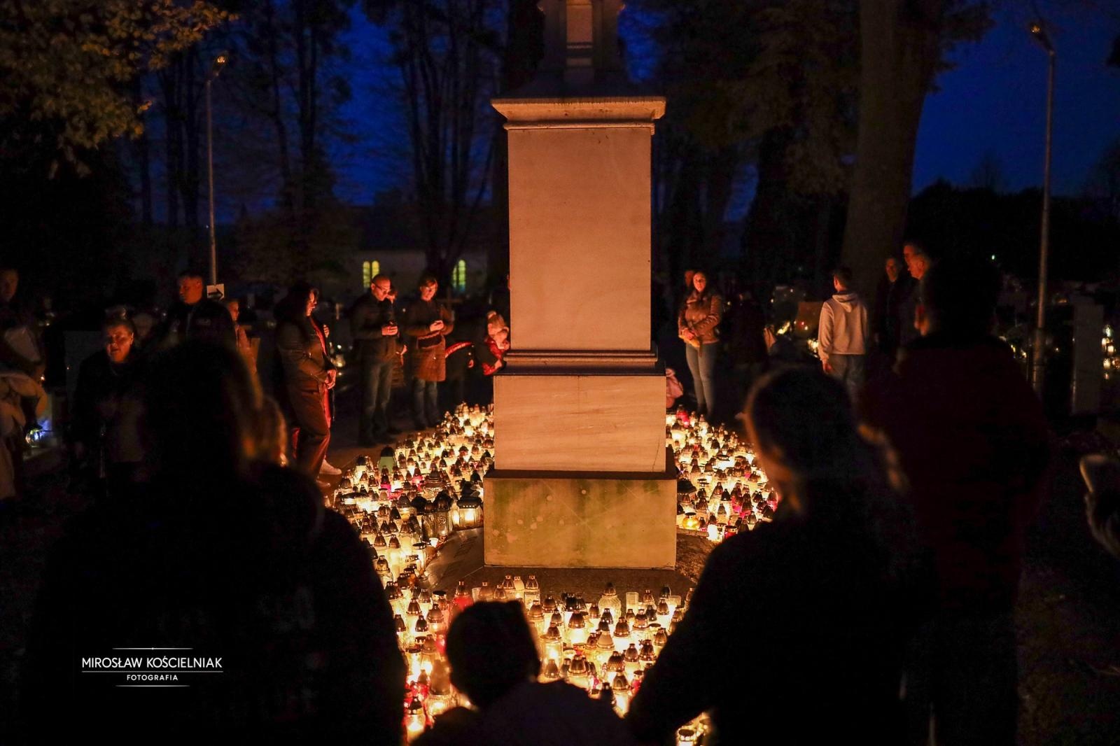 Zdjęcie w galerii na portalu naszraciborz.pl: Dzień Zaduszny uświadamia dobitnie prawdę ludzkiego przemijania - zdjęcia z raciborskich cmentarzy wiadomości z regionu