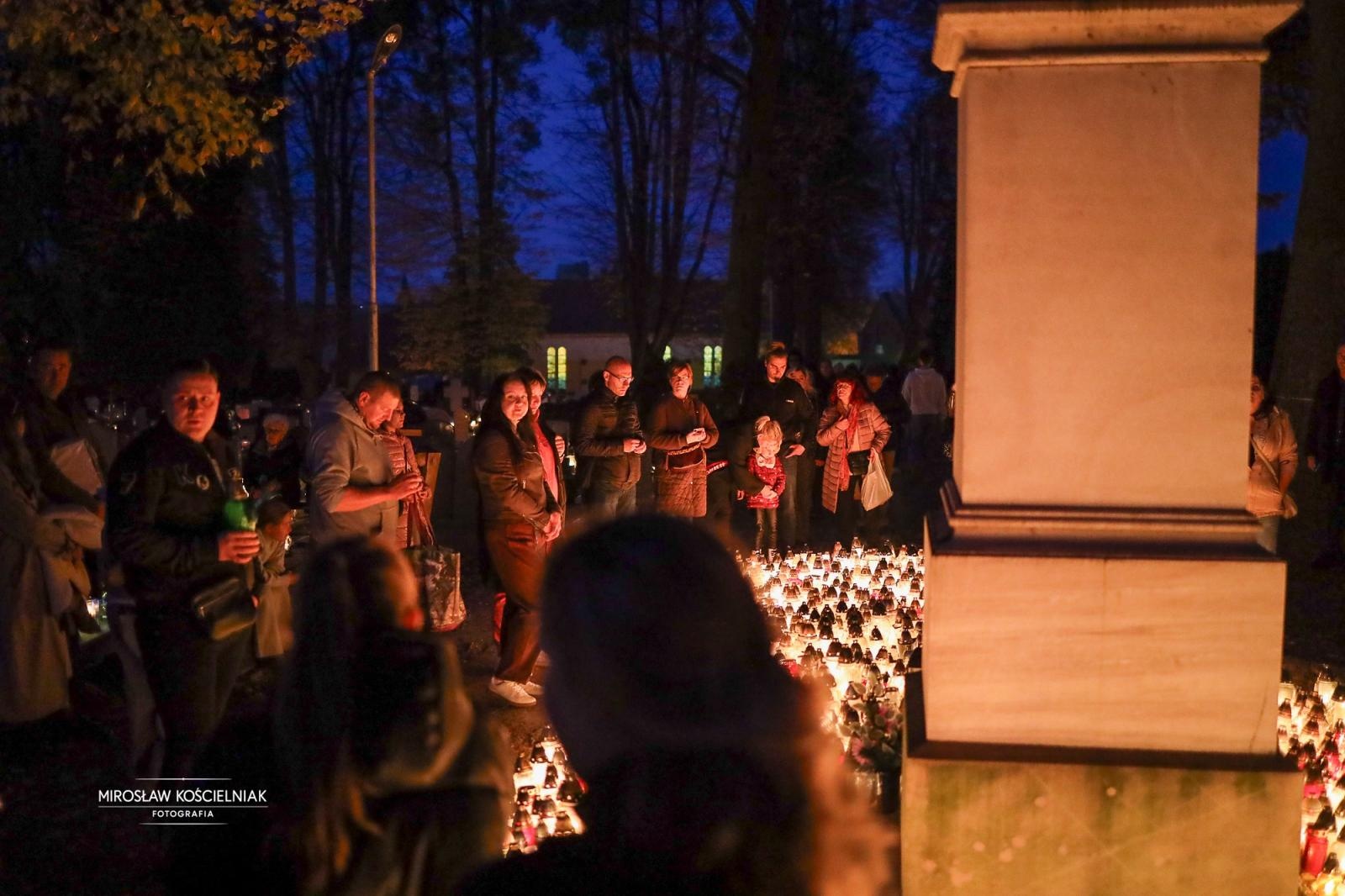 Zdjęcie w galerii na portalu naszraciborz.pl: Dzień Zaduszny uświadamia dobitnie prawdę ludzkiego przemijania - zdjęcia z raciborskich cmentarzy wiadomości z regionu