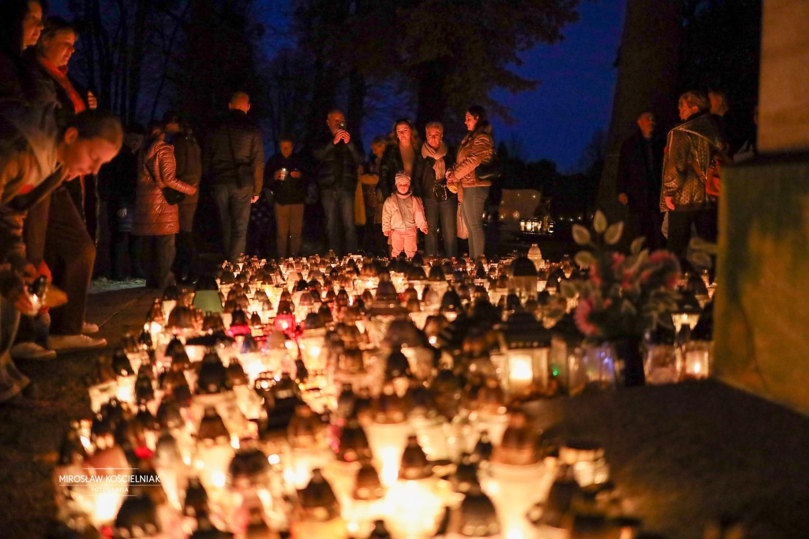 Zdjęcie w galerii na portalu naszraciborz.pl: Dzień Zaduszny uświadamia dobitnie prawdę ludzkiego przemijania - zdjęcia z raciborskich cmentarzy wiadomości z regionu