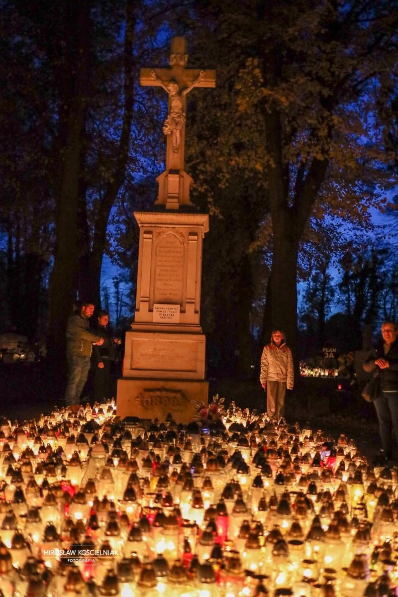 Zdjęcie w galerii na portalu naszraciborz.pl: Dzień Zaduszny uświadamia dobitnie prawdę ludzkiego przemijania - zdjęcia z raciborskich cmentarzy wiadomości z regionu