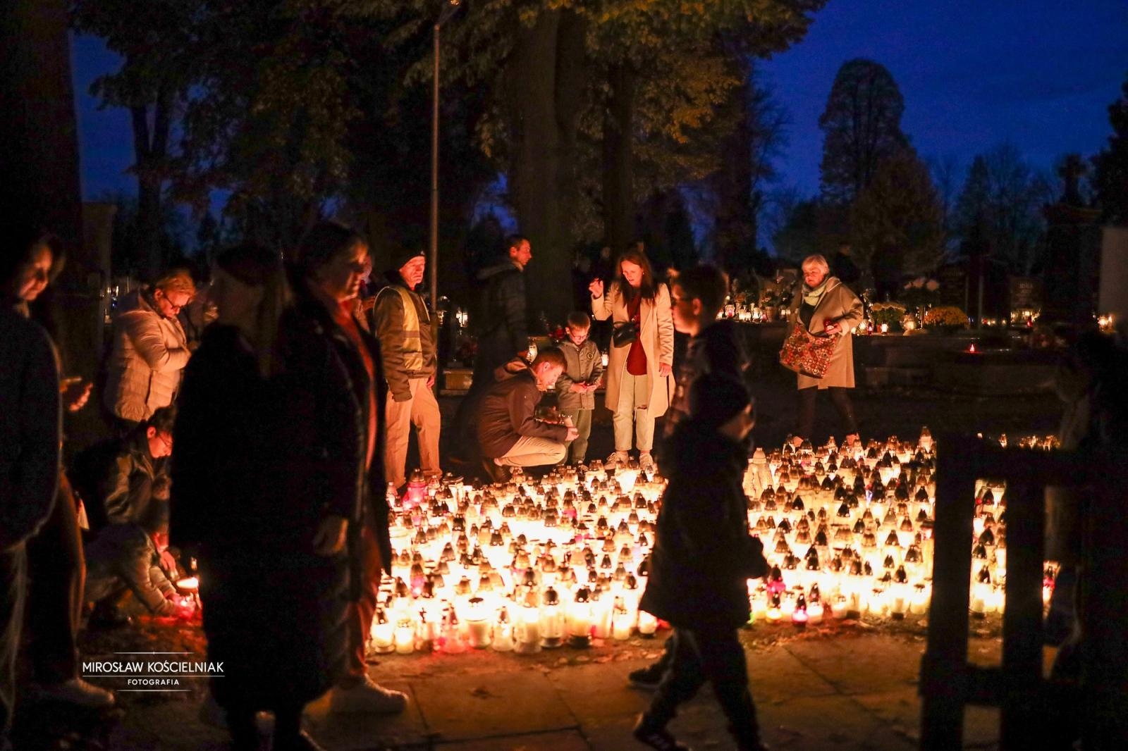 Zdjęcie w galerii na portalu naszraciborz.pl: Dzień Zaduszny uświadamia dobitnie prawdę ludzkiego przemijania - zdjęcia z raciborskich cmentarzy wiadomości z regionu