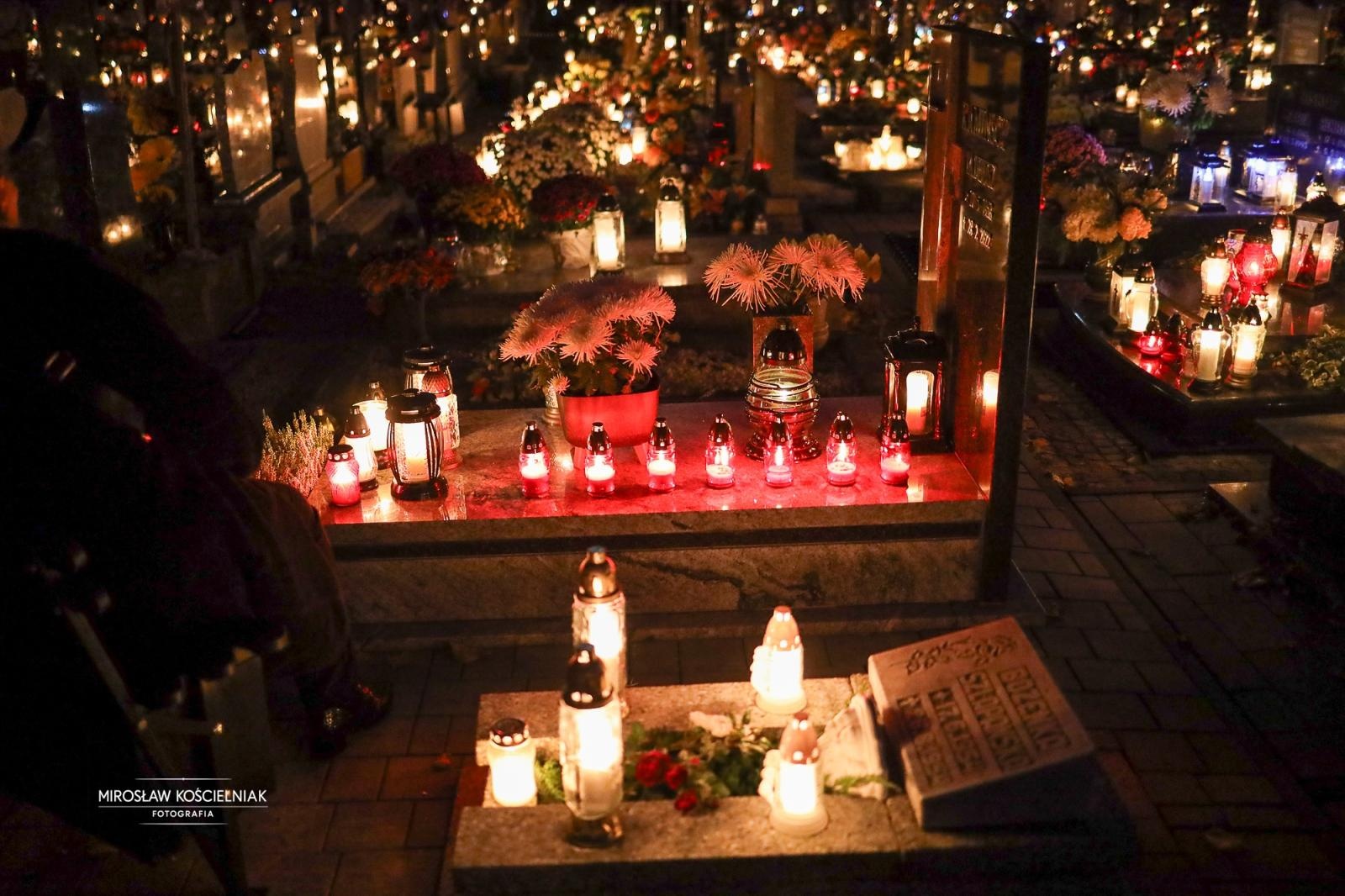 Zdjęcie w galerii na portalu naszraciborz.pl: Dzień Zaduszny uświadamia dobitnie prawdę ludzkiego przemijania - zdjęcia z raciborskich cmentarzy wiadomości z regionu